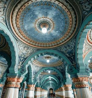 有蓝色天花板和圆顶的教堂