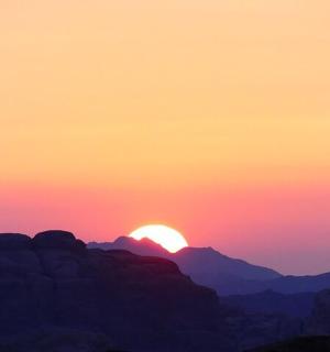 夕阳西下，山间