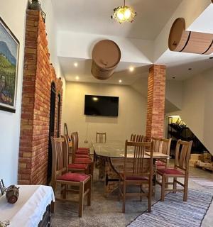 有桌子和椅子的餐厅