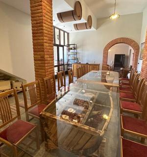 配有玻璃桌椅的餐厅