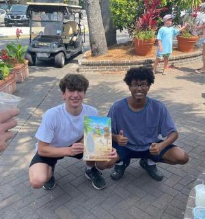 一群人中拿着礼物的两个年轻人