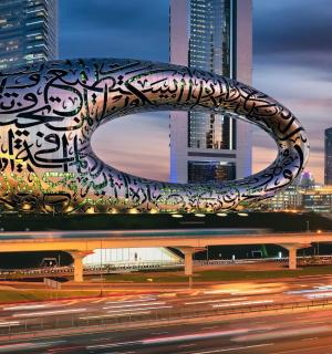 夜晚城市中心的大型雕塑