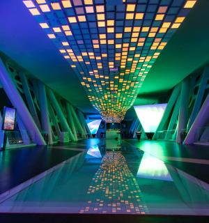 一栋建筑的走廊，天花板上有灯