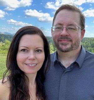 一名男子和一名女子站在田野里