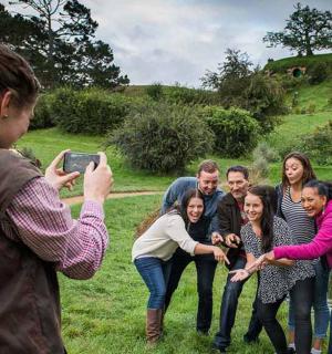 žena fotící skupinu lidí