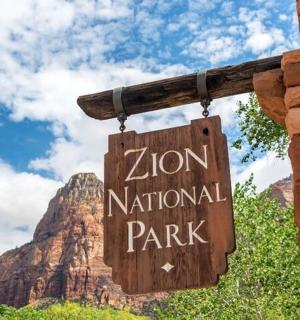Značka národního parku Zion s horou v pozadí