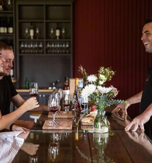 一群人围坐在桌旁，手捧酒杯