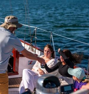 skupina lidí na lodi ve vodě