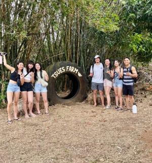 skupina lidí stojících před pneumatikou