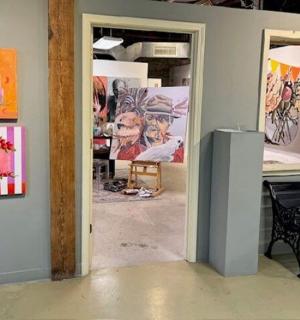 pokoj s obrazy na zdi a lavicí