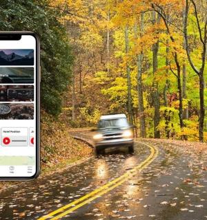 一辆汽车在路上行驶的手机截图