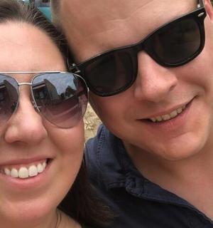 dva lidé se slunečními brýlemi pózují pro fotografii