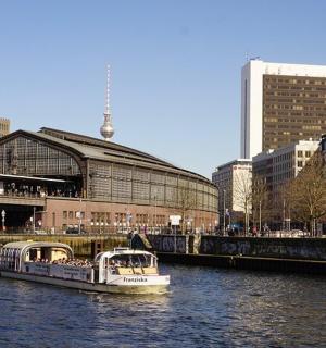 ein Boot auf einem Fluss in einer Stadt mit Gebäuden