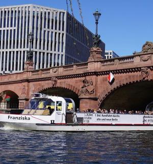 ein Boot im Wasser vor einer Brücke