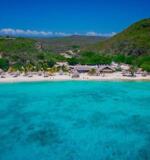 带度假村的海滩鸟瞰图