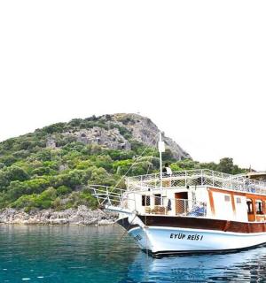 一艘船停靠在水域中