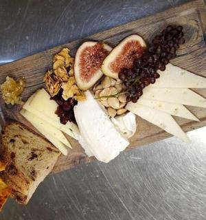 一盘有奶酪、饼干和面包的食物