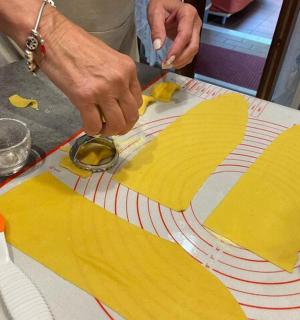 用刀切桌布的人