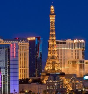 夜晚的城市天际线与埃菲尔铁塔