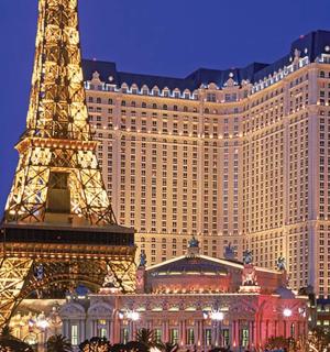 埃菲尔铁塔和一栋大楼的景色