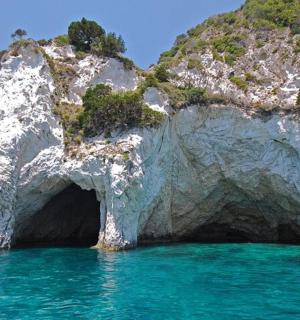 岩石山腰上的洞穴