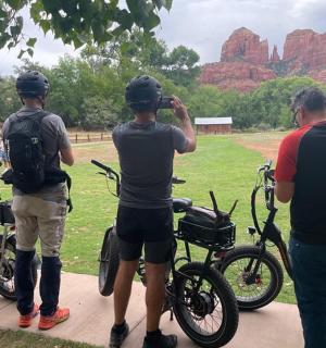 一群男人站在周围，骑着自行车