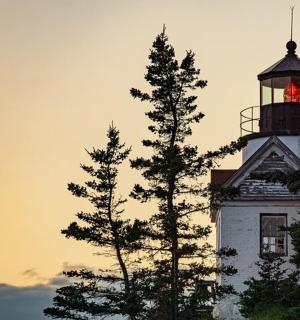 顶部有红灯的灯塔