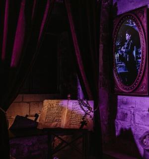 ein dunkler Raum mit einem Bild einer Person in einem Spiegel