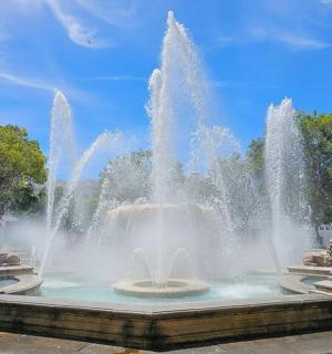 公园里有两个喷泉的喷泉