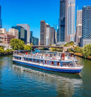 一艘在城市河流中行驶的船