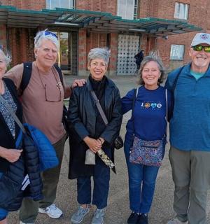 一群老年人合影