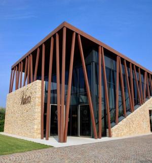 一座有大窗户的大型砖建筑