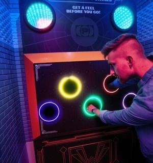 muž hraje hru na automatu