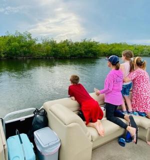 一群人坐在船尾