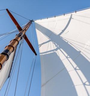 一艘高大的船上的白色大帆