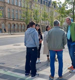 grupa ludzi stojąca na ulicy miasta