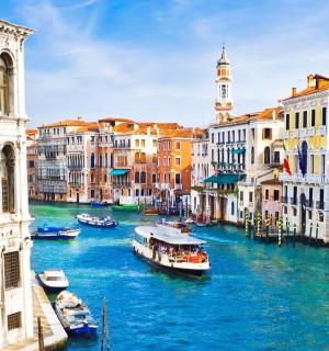 城市河流上的一群船