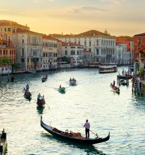 城市河流上的一群贡多拉