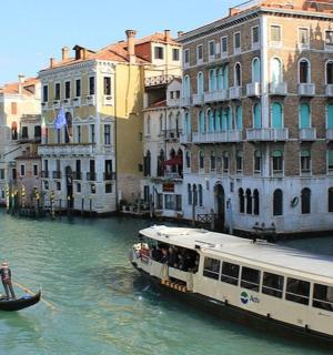 一些建筑物旁边水中的一艘船