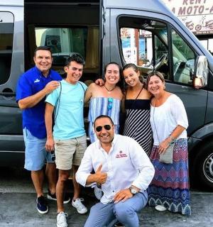 一群人在一辆货车前摆姿势拍照