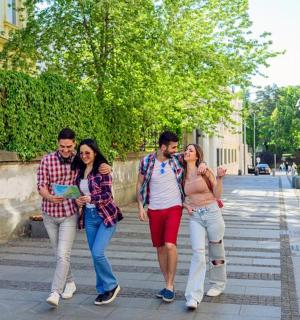 一群人在街上行走