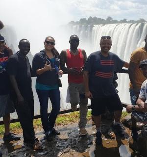 一群人站在瀑布前