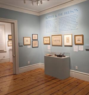 墙上有图片的博物馆展览