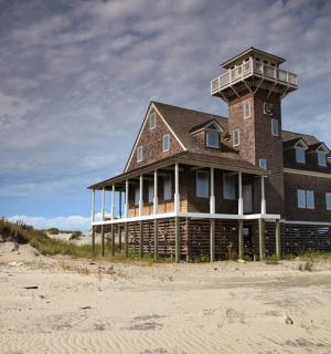 budova na pláži s věží