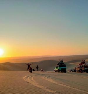 日落时分沙漠中的一群人