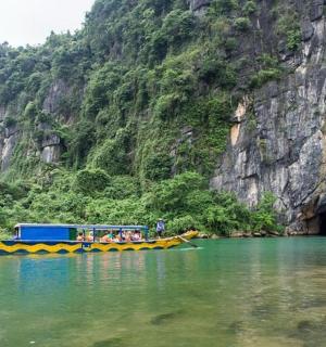 山前水中的一艘船