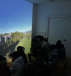 一群人坐在房间里看着窗户