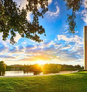 日落时华盛顿纪念碑的景色