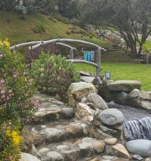 有瀑布和水滑梯的花园