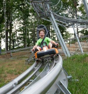 一个孩子在过山车上坐过山车